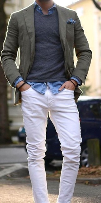 Quale camicia di jeans indossare con un maglione girocollo grigio scuro per un uomo di 30 anni quando fa caldo: Combina un maglione girocollo grigio scuro con una camicia di jeans per un look semplice, da indossare ogni giorno.