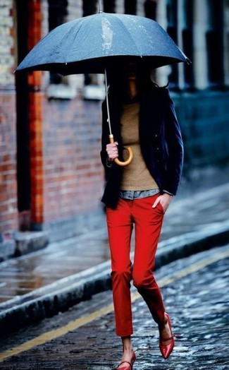 Come indossare e abbinare un maglione girocollo marrone: Scegli un maglione girocollo marrone e chino rossi per un look trendy e alla mano. Décolleté in pelle rossi sono una splendida scelta per completare il look.