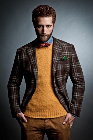 Come indossare e abbinare un blazer scozzese marrone scuro: Scegli un outfit composto da un blazer scozzese marrone scuro e chino terracotta per creare un look smart casual.
