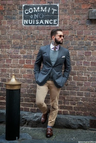 Come indossare e abbinare una cravatta marrone in modo smart-casual: Opta per un blazer a quadri grigio e una cravatta marrone come un vero gentiluomo. Questo outfit si abbina perfettamente a un paio di scarpe monk in pelle marrone scuro.