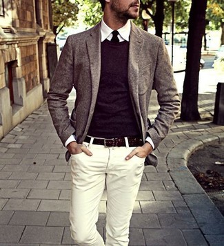 Come indossare e abbinare una camicia elegante bianca con un blazer di lana grigio in modo smart-casual: Vestiti con un blazer di lana grigio e una camicia elegante bianca come un vero gentiluomo.