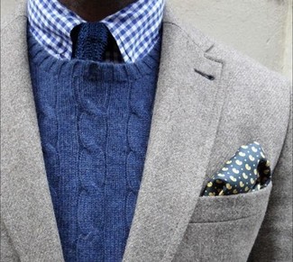Come indossare e abbinare una cravatta lavorata a maglia blu scuro e bianca quando fa caldo in modo smart-casual: Prova a combinare un blazer di lana grigio con una cravatta lavorata a maglia blu scuro e bianca come un vero gentiluomo.