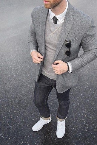 Come indossare e abbinare jeans grigio scuro in modo smart-casual: Potresti abbinare un blazer di lana grigio con jeans grigio scuro per un abbigliamento elegante ma casual. Non vuoi calcare troppo la mano con le scarpe? Prova con un paio di sneakers basse in pelle bianche per la giornata.
