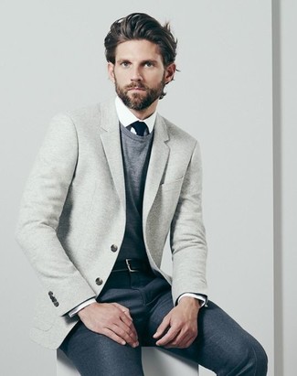 Come indossare e abbinare una camicia elegante bianca con un blazer grigio in modo formale: Potresti combinare un blazer grigio con una camicia elegante bianca per essere sofisticato e di classe.