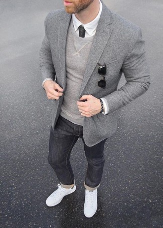 Quale maglione girocollo indossare con jeans grigio scuro per un uomo di 30 anni: Prova ad abbinare un maglione girocollo con jeans grigio scuro per un outfit comodo ma studiato con cura. Perfeziona questo look con un paio di sneakers basse bianche.