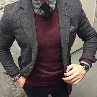 Quale blazer indossare con un maglione girocollo bordeaux: Potresti indossare un blazer e un maglione girocollo bordeaux per creare un look smart casual.