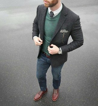 Look alla moda per uomo: Blazer di lana grigio scuro, Maglione girocollo verde scuro, Camicia elegante a quadri bianca, Jeans blu scuro