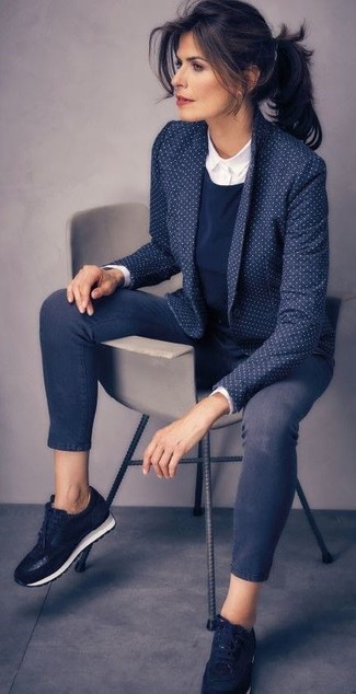 Moda donna anni 40: Opta per un blazer a pois blu scuro e jeans aderenti blu scuro per essere trendy e seducente. Vuoi osare? Completa il tuo look con un paio di sneakers basse in pelle scamosciata nere.
