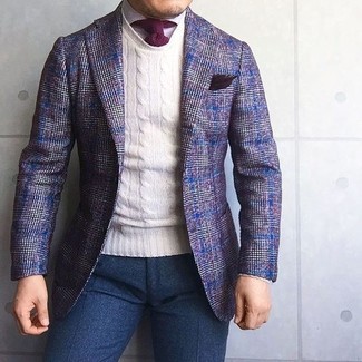 Quale maglione girocollo indossare con un blazer viola: Mostra il tuo stile in un blazer viola con un maglione girocollo, perfetto per il lavoro.