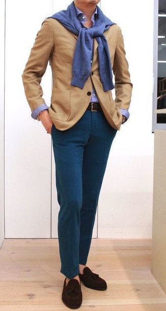 Look alla moda per uomo: Blazer di lana marrone chiaro, Maglione girocollo blu, Camicia elegante a quadretti blu, Chino foglia di tè