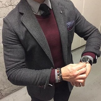 Come indossare e abbinare un fazzoletto da taschino viola quando fa caldo: Abbina un blazer di lana grigio scuro con un fazzoletto da taschino viola per un outfit rilassato ma alla moda.