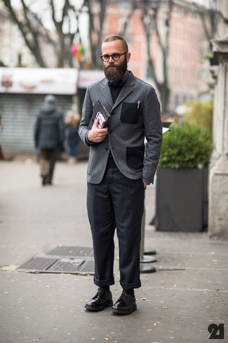 Come indossare e abbinare pantaloni neri per un uomo di 40 anni: Opta per un blazer di lana grigio e pantaloni neri per un look davvero alla moda. Scegli uno stile classico per le calzature e calza un paio di scarpe derby in pelle nere.