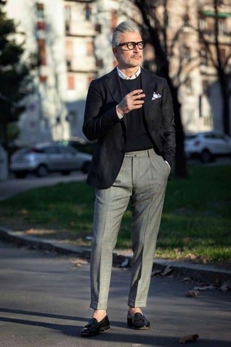 Quale maglione girocollo indossare con un blazer nero per un uomo di 50 anni: Punta su un blazer nero e un maglione girocollo, perfetto per il lavoro. Sfodera il gusto per le calzature di lusso e indossa un paio di mocassini con nappine in pelle neri.