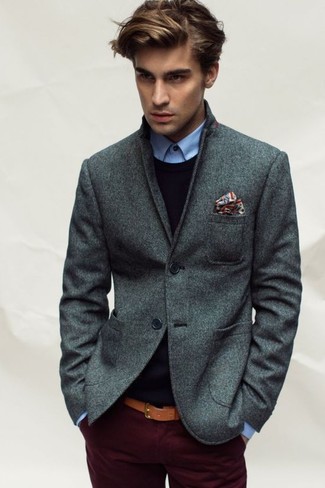 Quale maglione girocollo indossare con un blazer grigio scuro per un uomo di 30 anni: Prova a combinare un blazer grigio scuro con un maglione girocollo per un look da sfoggiare sul lavoro.