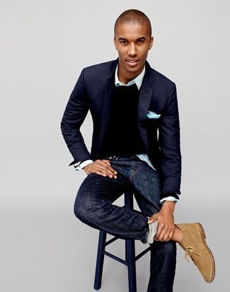 Come indossare e abbinare jeans blu scuro con un maglione girocollo nero: Scegli un maglione girocollo nero e jeans blu scuro per un look trendy e alla mano. Rifinisci questo look con un paio di chukka in pelle scamosciata marrone chiaro.
