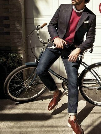 Come indossare e abbinare un maglione girocollo rosso con jeans blu scuro per un uomo di 30 anni: Mostra il tuo stile in un maglione girocollo rosso con jeans blu scuro per un outfit comodo ma studiato con cura. Impreziosisci il tuo outfit con un paio di scarpe oxford in pelle marroni.