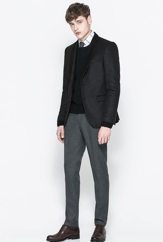 Come indossare e abbinare una cravatta grigia per un uomo di 20 anni: Potresti combinare un blazer scozzese nero con una cravatta grigia per un look elegante e alla moda. Rifinisci questo look con un paio di scarpe oxford in pelle marrone scuro.