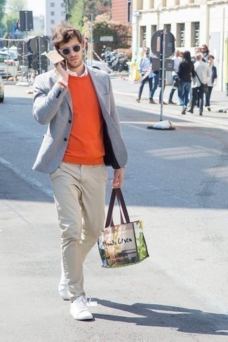 Look alla moda per uomo: Blazer grigio, Maglione girocollo arancione, Camicia elegante bianca, Chino beige