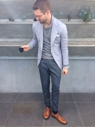 Quale blazer indossare con un maglione girocollo grigio: Scegli un blazer e un maglione girocollo grigio se preferisci uno stile ordinato e alla moda. Opta per un paio di scarpe brogue in pelle terracotta per un tocco virile.