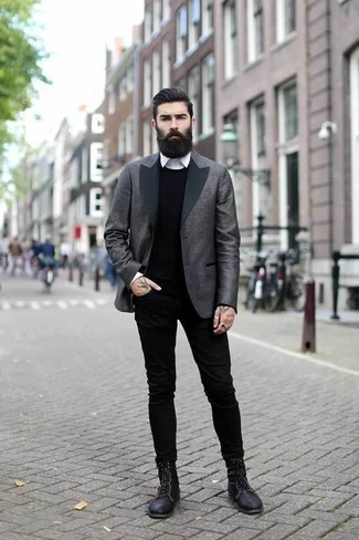 Quale jeans indossare con un blazer grigio in autunno 2024: Indossa un blazer grigio con jeans per un look davvero alla moda. Perfeziona questo look con un paio di stivali casual in pelle neri. Un look stupendo per essere molto elegante e assolutamente alla moda anche in questi mesi autunnali.