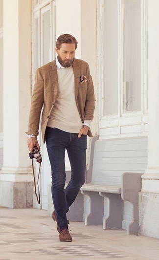 Quale scarpe oxford indossare con una camicia elegante bianca in modo smart-casual: Potresti combinare una camicia elegante bianca con jeans blu scuro per un drink dopo il lavoro. Mettiti un paio di scarpe oxford per dare un tocco classico al completo.