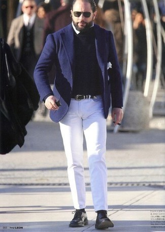 Look alla moda per uomo: Blazer di lana blu scuro, Maglione girocollo blu scuro, Camicia elegante bianca, Chino bianchi