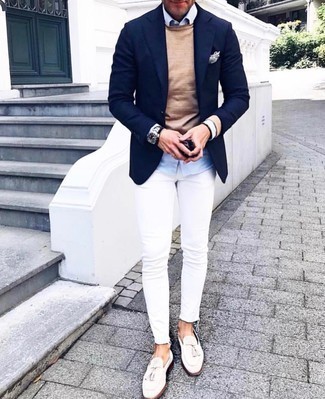 Quale jeans indossare con un blazer blu scuro: Potresti combinare un blazer blu scuro con jeans per un look spensierato e alla moda. Per le calzature, scegli lo stile classico con un paio di mocassini con nappine di tela bianchi.