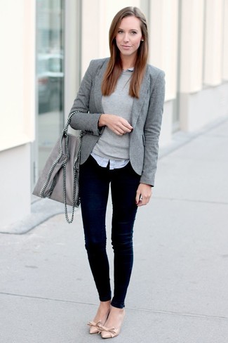 Look alla moda per donna: Blazer grigio, Maglione girocollo grigio, Camicia elegante grigia, Jeans aderenti blu scuro
