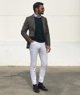 Come indossare e abbinare jeans bianchi in autunno 2024: Opta per un blazer grigio scuro e jeans bianchi per creare un look smart casual. Mocassini con nappine in pelle marrone scuro doneranno eleganza a un look altrimenti semplice. Ecco un look fantastico per i mesi autunnali.