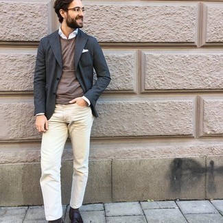 Look alla moda per uomo: Blazer grigio scuro, Maglione girocollo marrone, Camicia elegante bianca, Jeans beige