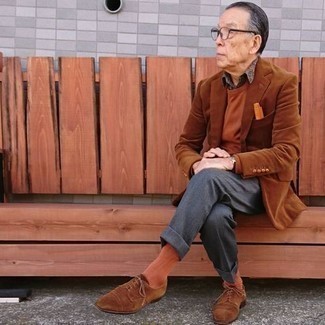 Moda uomo anni 60: Indossa un blazer di velluto a coste terracotta e pantaloni eleganti grigio scuro per un look elegante e di classe. Questo outfit si abbina perfettamente a un paio di scarpe derby in pelle scamosciata marroni.