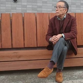 Moda uomo anni 60: Punta su un blazer di lana marrone e pantaloni eleganti grigi come un vero gentiluomo. Scarpe brogue in pelle scamosciata terracotta daranno una nuova dimensione a un look altrimenti classico.