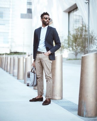 Quale maglione girocollo indossare con mocassini con nappine marroni in modo smart-casual: Coniuga un maglione girocollo con jeans beige per un look spensierato e alla moda. Per le calzature, scegli lo stile classico con un paio di mocassini con nappine marroni.