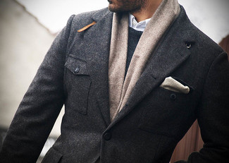 Quale blazer indossare con un maglione girocollo grigio in autunno 2024: Abbina un blazer con un maglione girocollo grigio per un abbigliamento elegante ma casual. Questo, ovviamente, è l'outfit stupendo per questo autunno.