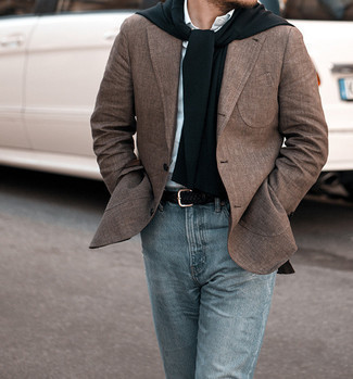 Quale blazer indossare con jeans grigi per un uomo di 30 anni in modo smart-casual: Indossa un blazer con jeans grigi per un look davvero alla moda.
