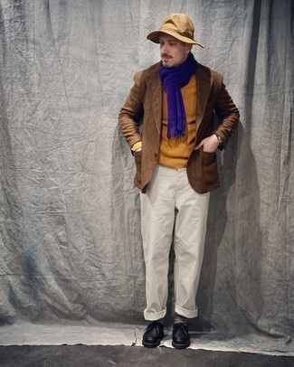 Trend da uomo 2024 quando fa freddo in modo smart-casual: Scegli un outfit composto da un blazer di lana a spina di pesce marrone per un drink dopo il lavoro.