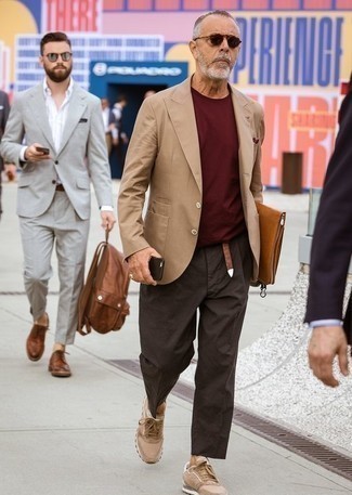 Look alla moda per uomo: Blazer marrone chiaro, Maglione girocollo bordeaux, Chino marrone scuro, Sneakers basse marrone chiaro
