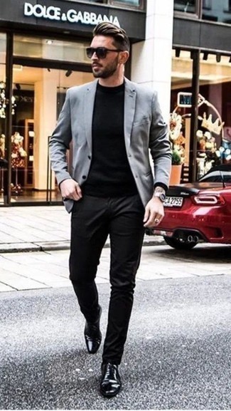 Quale blazer indossare con scarpe oxford nere e bianche per un uomo di 30 anni quando fa caldo: Potresti indossare un blazer e chino neri per un look da sfoggiare sul lavoro. Opta per un paio di scarpe oxford nere e bianche per un tocco virile.