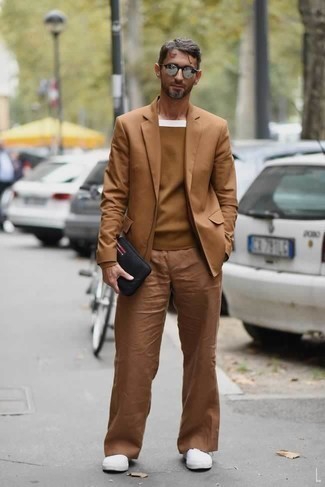 Quale blazer indossare con un maglione girocollo marrone scuro: Abbina un blazer con un maglione girocollo marrone scuro per creare un look smart casual. Per un look più rilassato, mettiti un paio di sneakers basse di tela bianche.