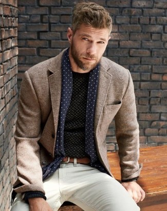 Come indossare e abbinare una sciarpa a pois per un uomo di 30 anni quando fa caldo in modo smart-casual: Opta per un blazer di lana marrone e una sciarpa a pois per un'atmosfera casual-cool.