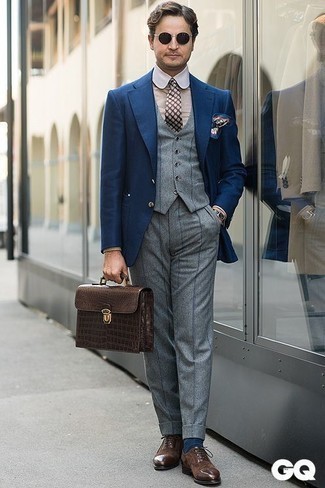 Come indossare e abbinare una cravatta marrone per un uomo di 40 anni: Combina un blazer blu scuro con una cravatta marrone per una silhouette classica e raffinata Scarpe oxford in pelle scamosciata marrone scuro sono una valida scelta per completare il look.