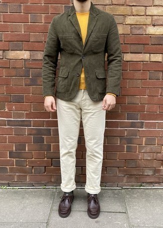 Look alla moda per uomo: Blazer di velluto a coste verde oliva, Maglione girocollo senape, Jeans bianchi, Chukka in pelle marrone scuro