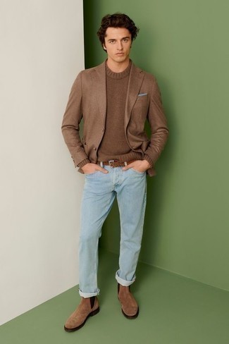 Quale jeans indossare con un blazer marrone scuro: Vestiti con un blazer marrone scuro e jeans per un look elegante ma non troppo appariscente. Scegli un paio di stivali chelsea in pelle scamosciata marroni come calzature per un tocco virile.
