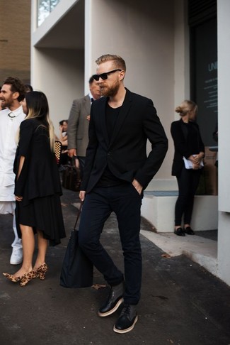 Look alla moda per uomo: Blazer nero, Maglione girocollo nero, Jeans neri, Stivali casual in pelle neri