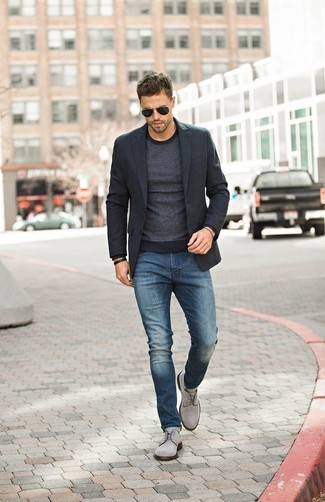 Look alla moda per uomo: Blazer nero, Maglione girocollo grigio scuro, Jeans blu, Scarpe derby in pelle scamosciata grigie