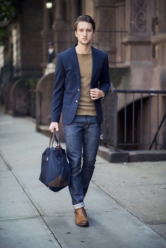 Look alla moda per uomo: Blazer blu scuro, Maglione girocollo marrone chiaro, Jeans blu scuro, Stivali chelsea in pelle marroni