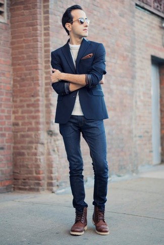 Come indossare e abbinare scarpe brogue con un blazer per un uomo di 20 anni: Indossa un blazer con jeans blu scuro per un look da sfoggiare sul lavoro. Opta per un paio di scarpe brogue per dare un tocco classico al completo.