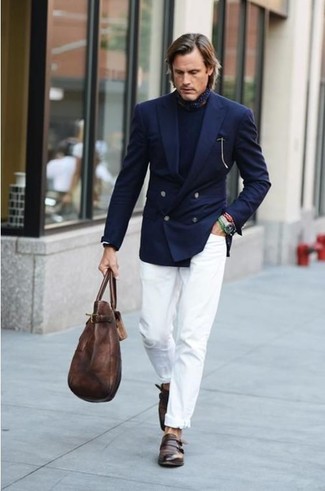 Come indossare e abbinare un maglione girocollo blu scuro con jeans bianchi: Prova a combinare un maglione girocollo blu scuro con jeans bianchi per vestirti casual. Aggiungi un paio di scarpe double monk in pelle marroni al tuo look per migliorare all'istante il tuo stile.