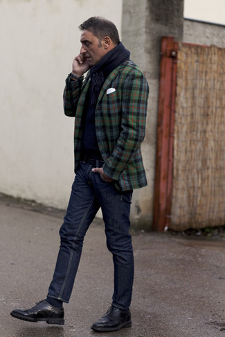 Come indossare e abbinare jeans blu scuro per un uomo di 40 anni: Vestiti con un blazer scozzese verde scuro e jeans blu scuro per vestirti casual. Sfodera il gusto per le calzature di lusso e calza un paio di scarpe brogue in pelle nere.