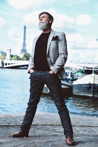 Come indossare e abbinare jeans blu con un blazer grigio scuro per un uomo di 60 anni: Metti un blazer grigio scuro e jeans blu per creare un look smart casual. Scegli un paio di stivali chelsea in pelle marroni come calzature per un tocco virile.